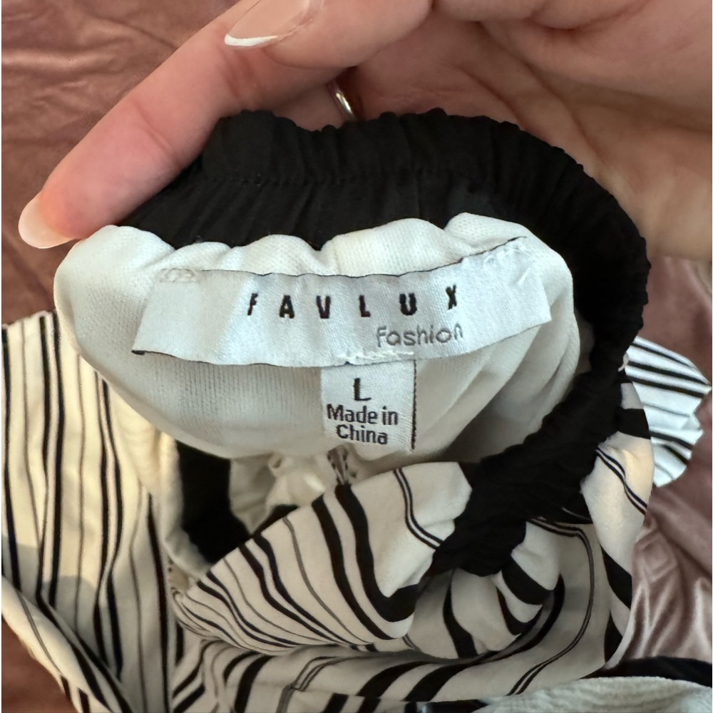 Striped jumpsuit with open back - Picture 2 of 3